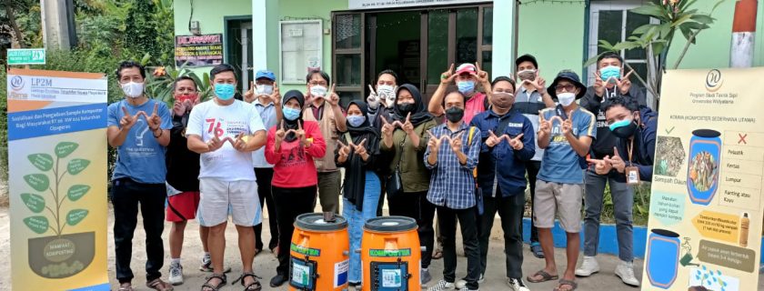 GO GREEN! Prodi Teknik Sipil UTama Mengolah Sampah Di Komplek Puri Cipageran Indah 1 Cimahi